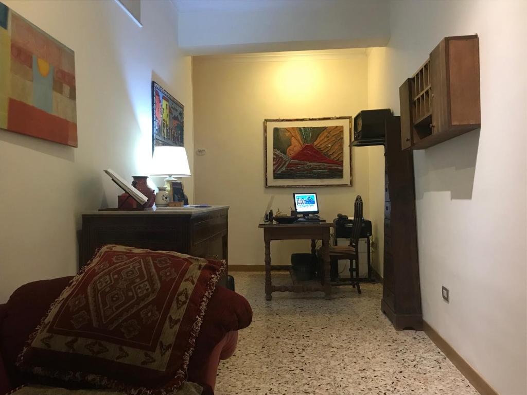 Televízia a/alebo spoločenská miestnosť v ubytovaní B&B Sansevero Naples