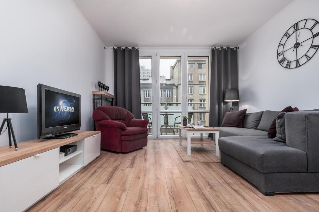Televízia a/alebo spoločenská miestnosť v ubytovaní Apartments Madelaine Warsaw by Noclegi Renters
