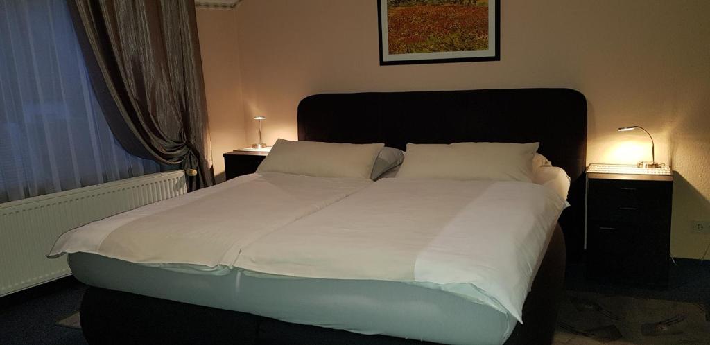 Säng eller sängar i ett rum på Hotel Garni Julia