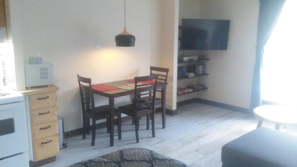 a dining room table and chairs in a room at Bernache in Mont-Tremblant