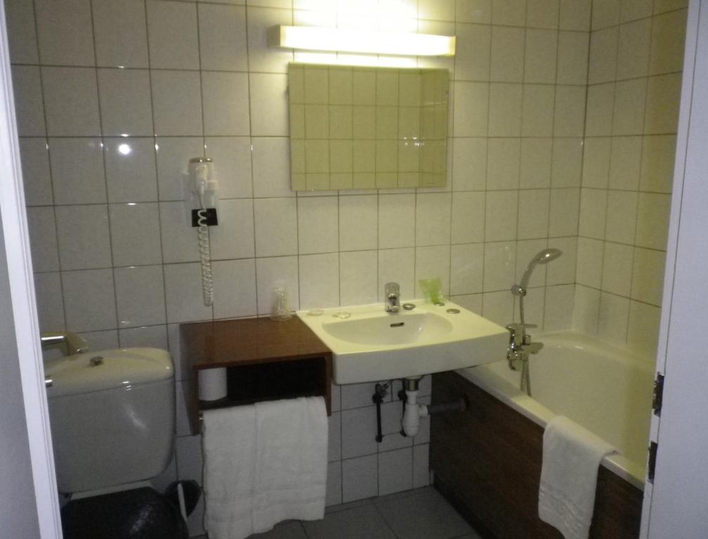 Koupelna v ubytování Logis-Cit'Hôtel des Vosges 5 rue de la gare