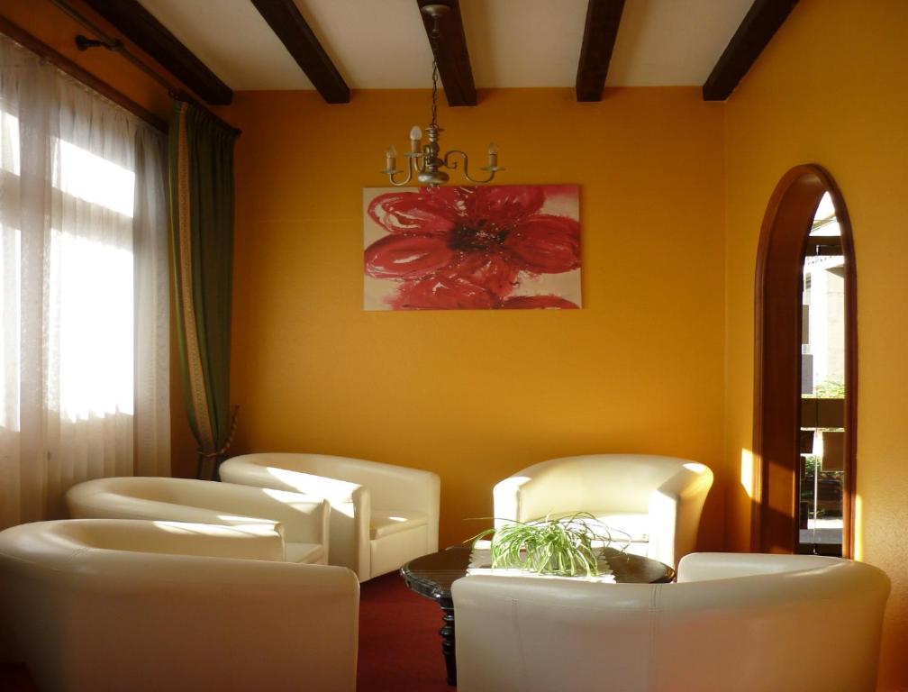Posezení v ubytování Logis-Cit'Hôtel des Vosges 5 rue de la gare