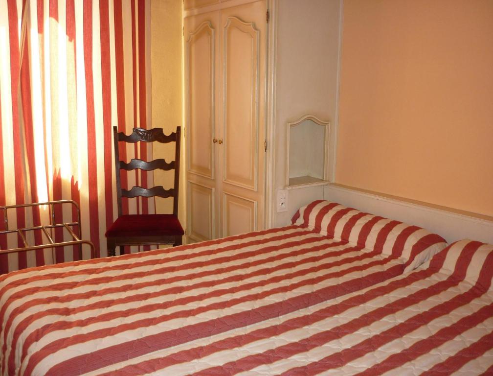 Postel nebo postele na pokoji v ubytování Logis-Cit'Hôtel des Vosges 5 rue de la gare