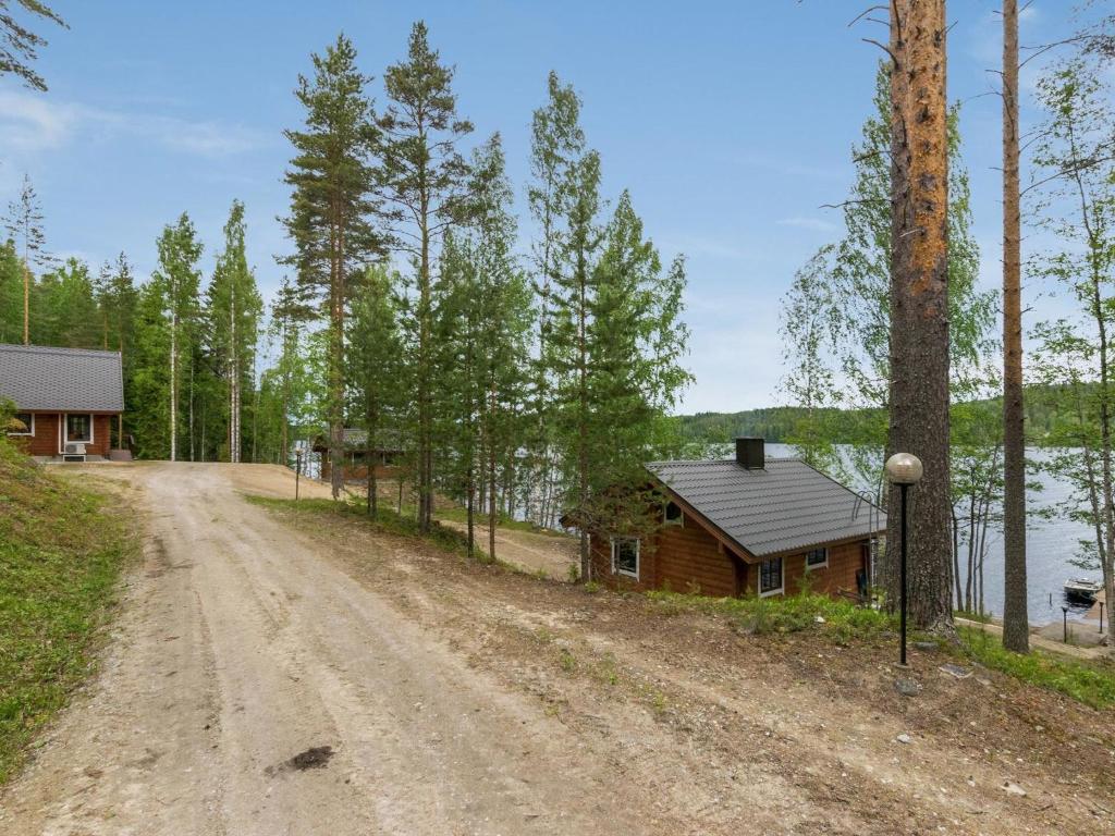 un camino de tierra junto a una cabaña de madera en Holiday Home Vuorilahti by Interhome, en Savonranta