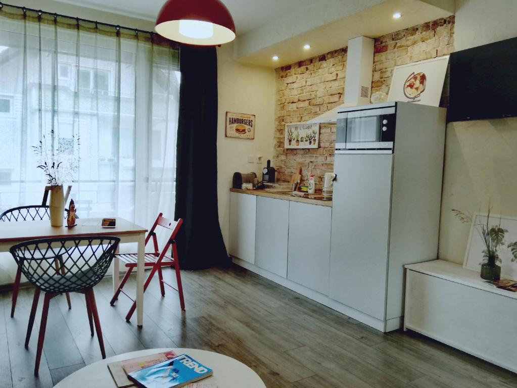 uma cozinha e sala de jantar com uma mesa e um frigorífico em Apartment 18 em Velingrad