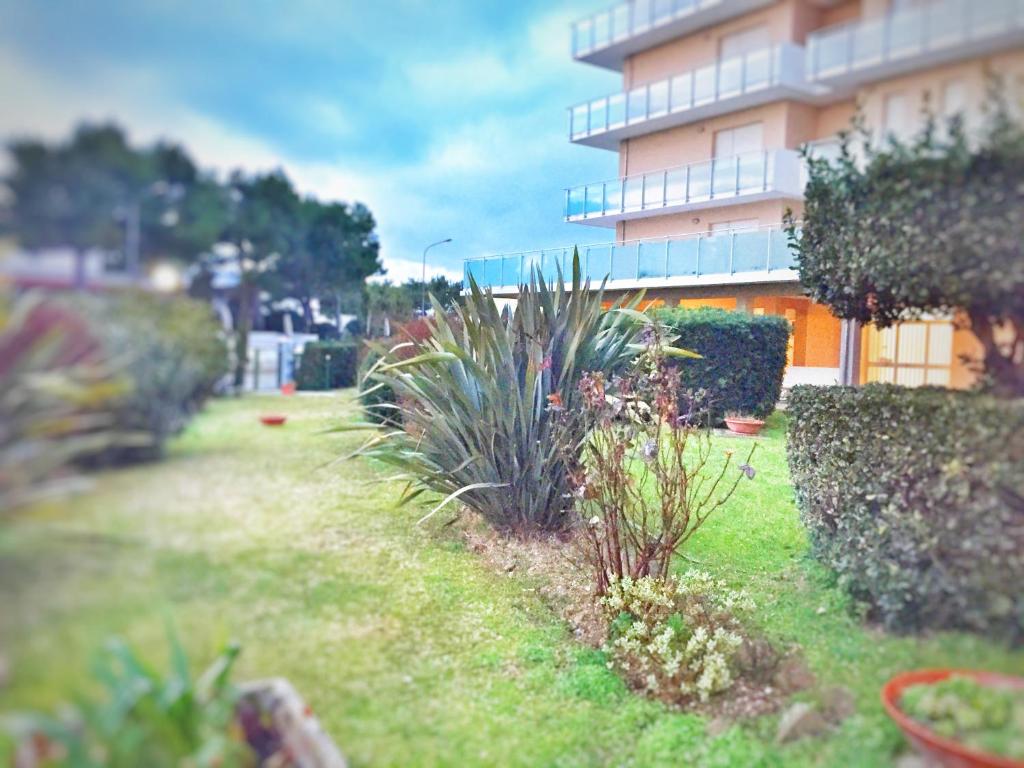 A garden outside Emozione Marina - appartamento fronte mare