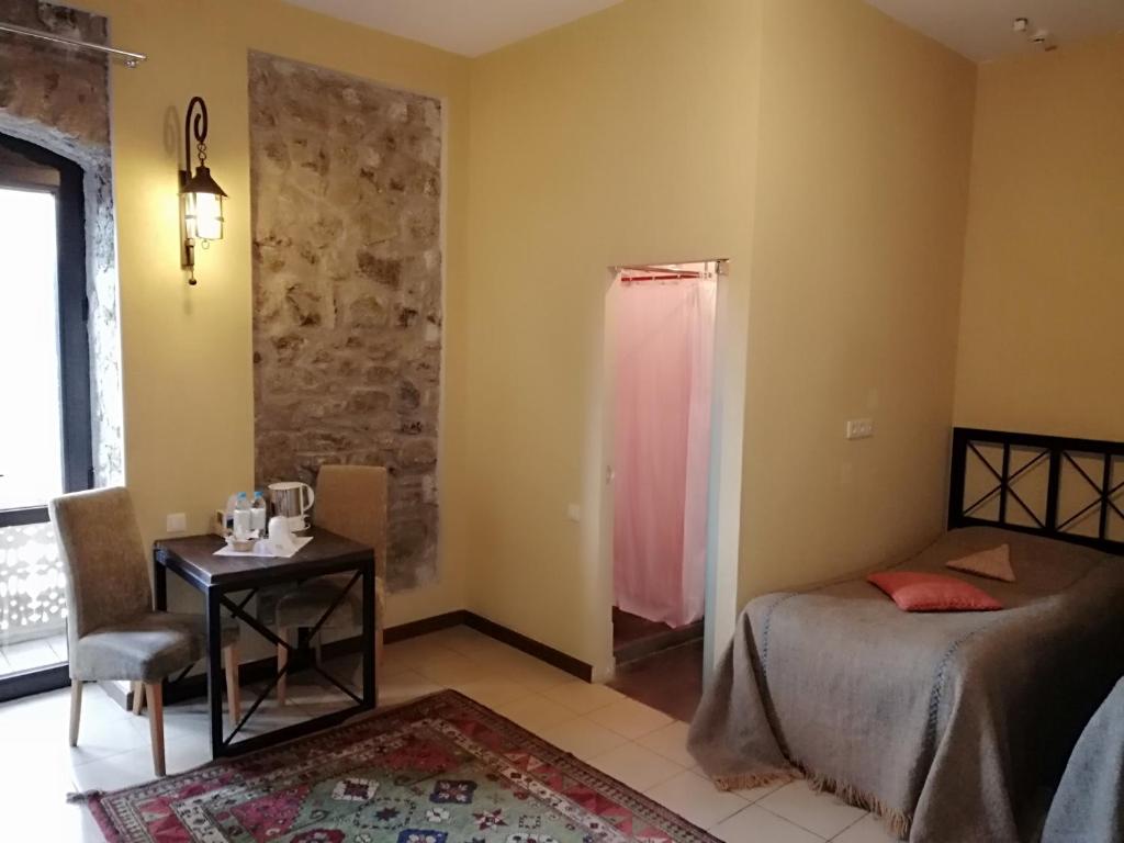 Postel nebo postele na pokoji v ubytování Tufenkian Old Dilijan Complex