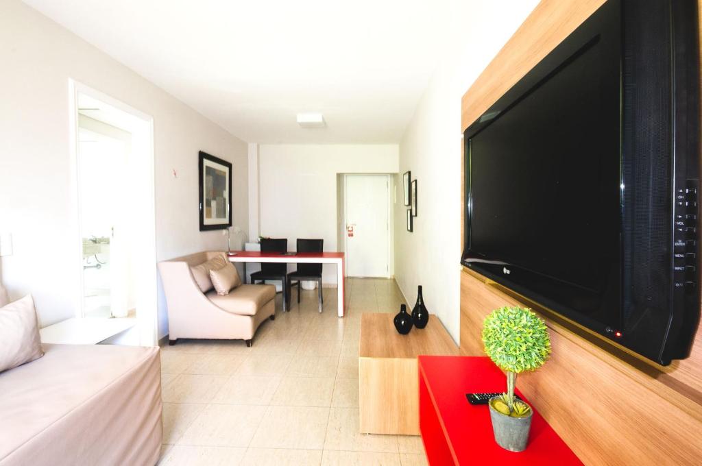 Uma TV ou centro de entretenimento em Ez Aclimação Hotel