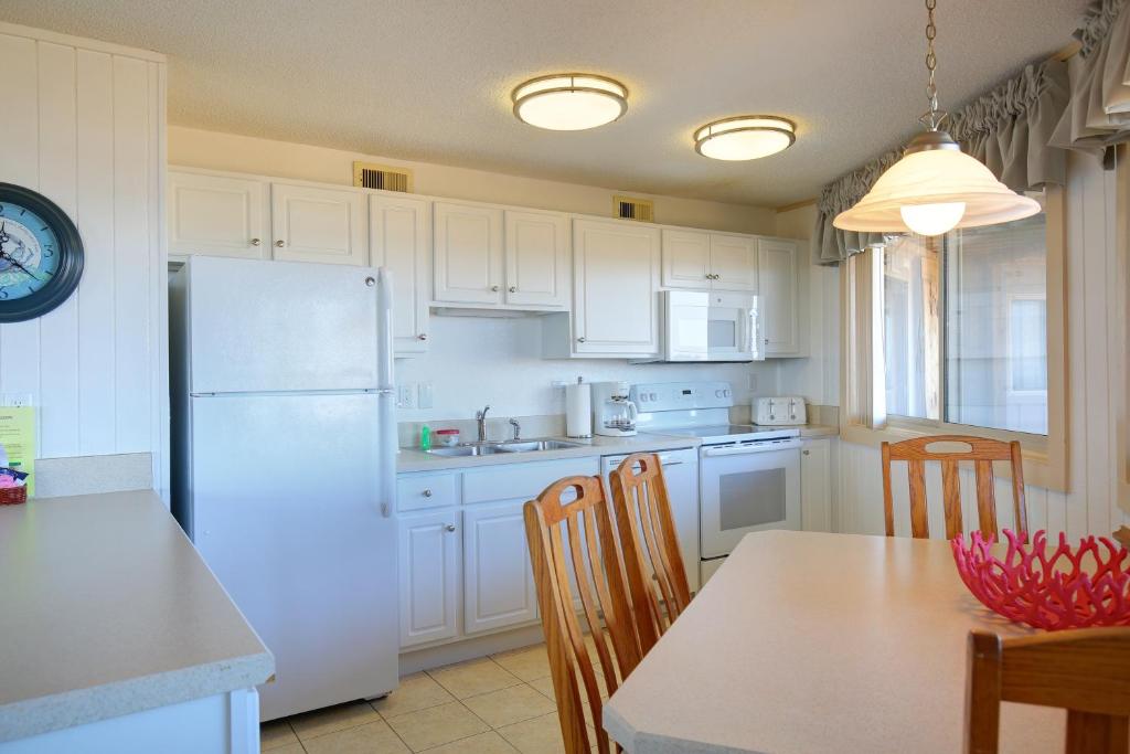 Kuchyň nebo kuchyňský kout v ubytování Outer Banks Beach Club
