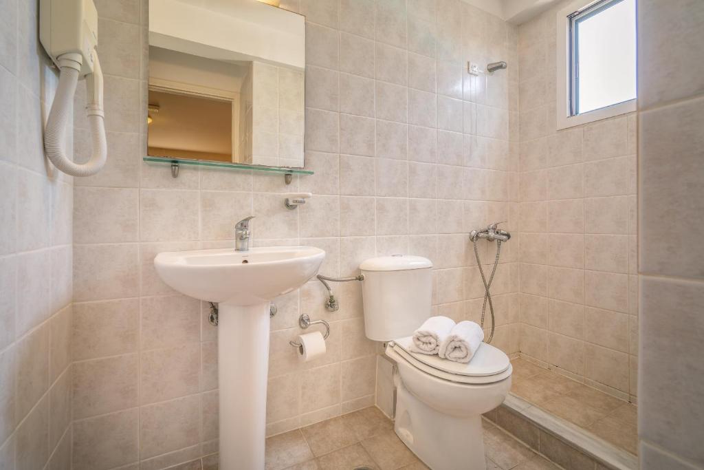 Koupelna v ubytování Timos Hotel