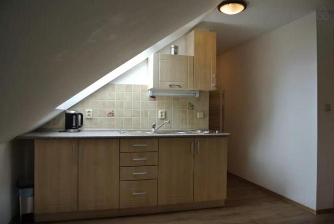 Kuchnia na poddaszu ze zlewem i schodami w obiekcie Apartman U Hřiště Krkonoše w mieście Prostřední Lánov