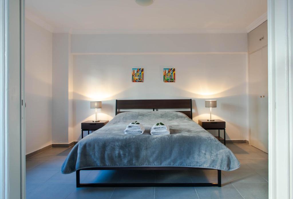 een slaapkamer met een bed met twee schoenen erop bij Athens Garden House - 3 Guests in Athene