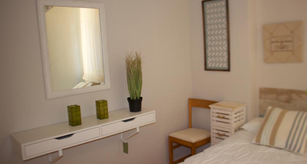 Łóżko lub łóżka w pokoju w obiekcie Beach & Golf seafront house Campoamor Alicante