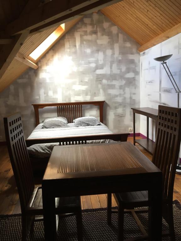 Ένα ή περισσότερα κρεβάτια σε δωμάτιο στο Maison Bourtoulot