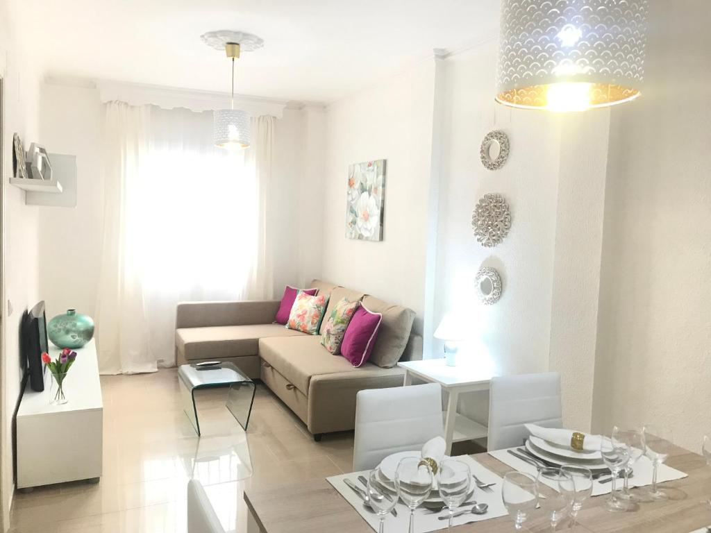 sala de estar con sofá y mesa en Apartamento !!VIVE JEREZ!!, en Jerez de la Frontera