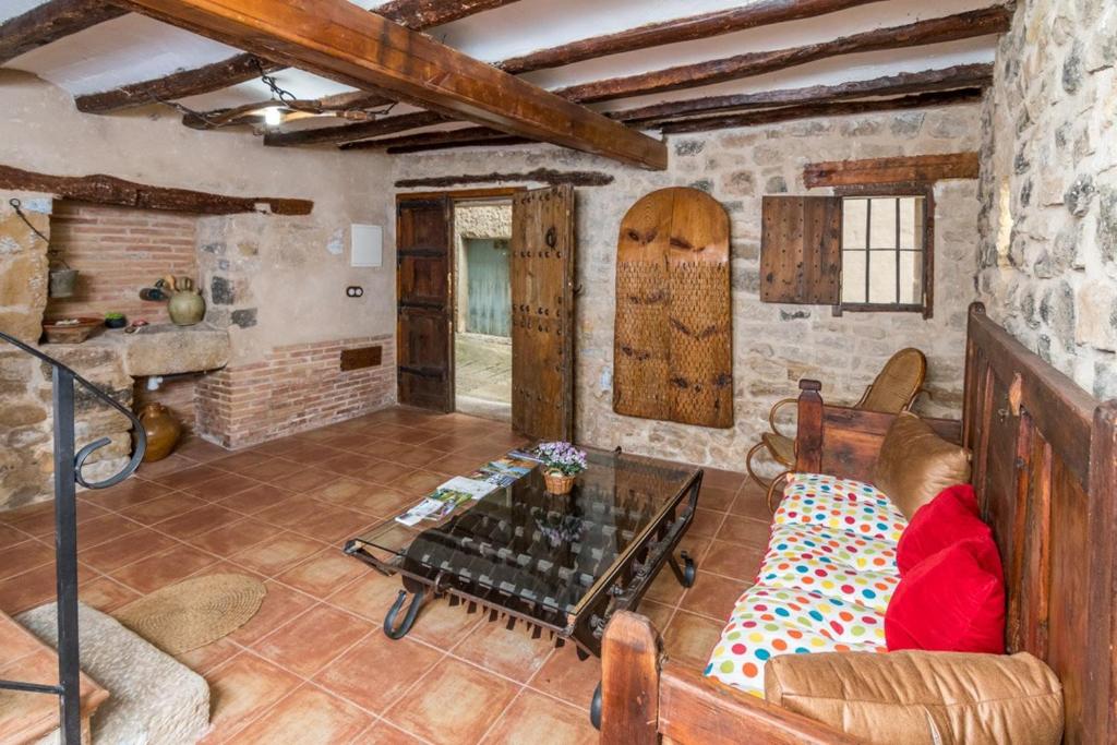 - un salon avec un canapé et une table dans l'établissement Casa rural Rosa, à La Fresneda