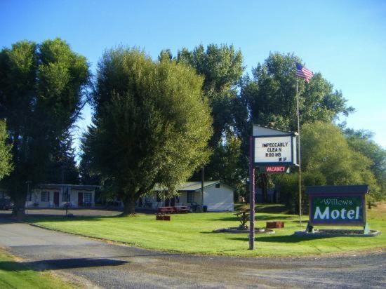 a motel sign on the side of a road at The Willows Motel in Wilbur