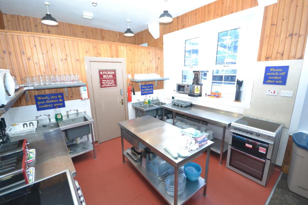 Kuchyň nebo kuchyňský kout v ubytování Blackwater Hostel