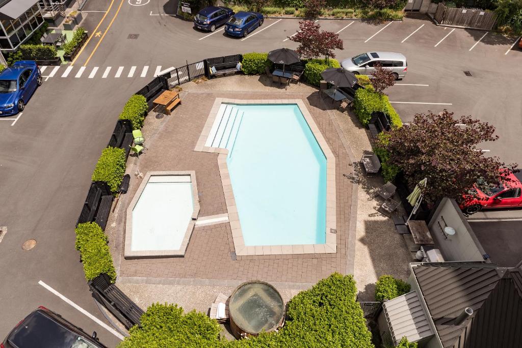 an overhead view of a swimming pool in a parking lot at Heartland Ambassador Hotel Hamilton in Hamilton