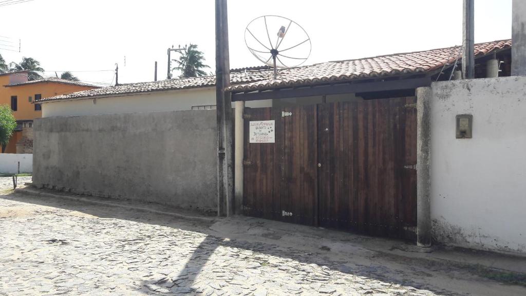 ein Gebäude mit einem Zaun und einer Windmühle darüber in der Unterkunft RECANTO DO BETERRABA in Mundaú