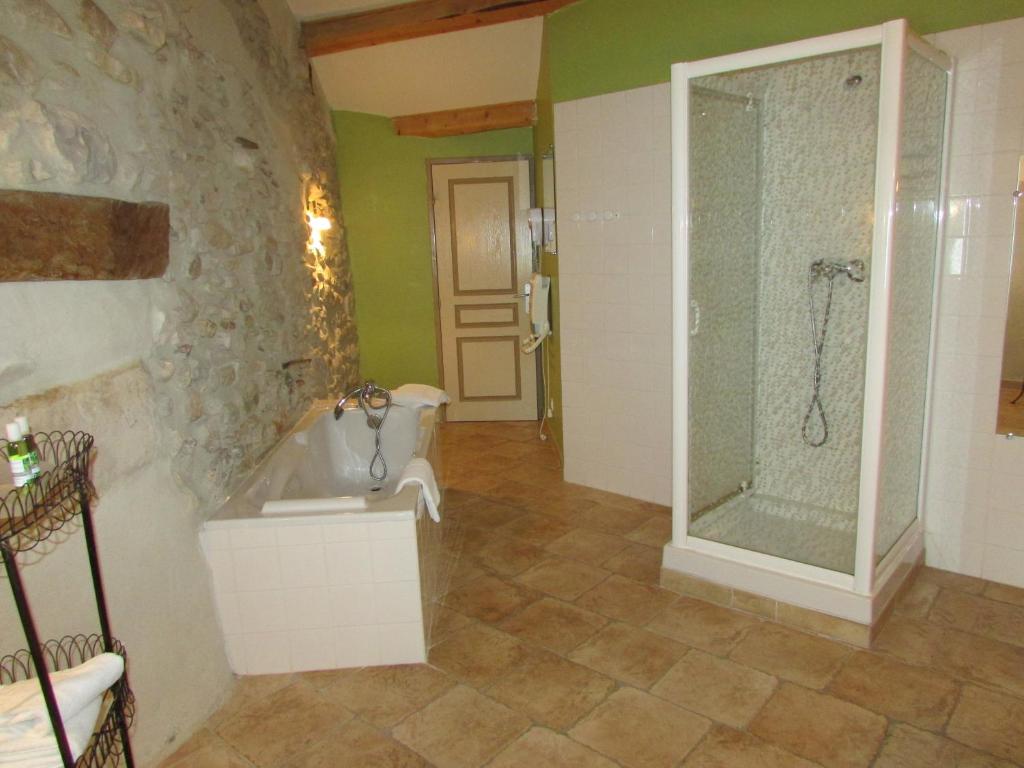 Salle de bains dans l&#39;&eacute;tablissement La Bastide Des Senteurs