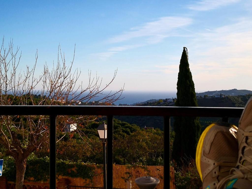 una vista del océano desde un balcón en Los Bancales, en Frigiliana