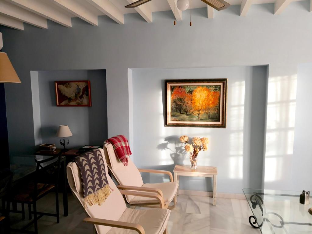 Una sala de estar con dos sillas y una mesa. en Los Bancales, en Frigiliana