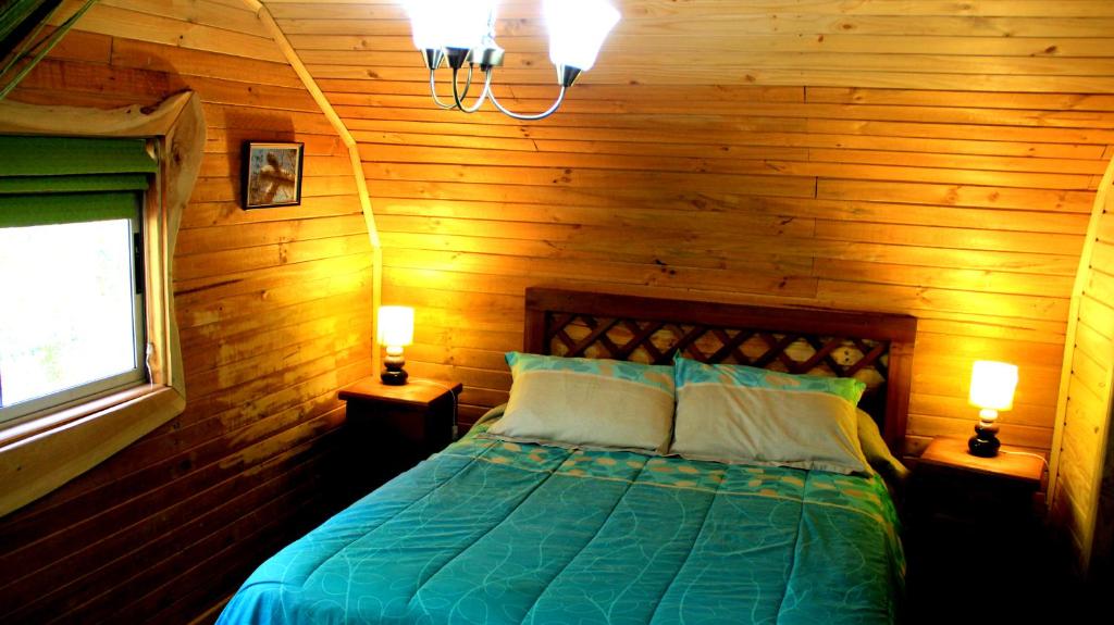 A bed or beds in a room at La Cabaña de Piedra