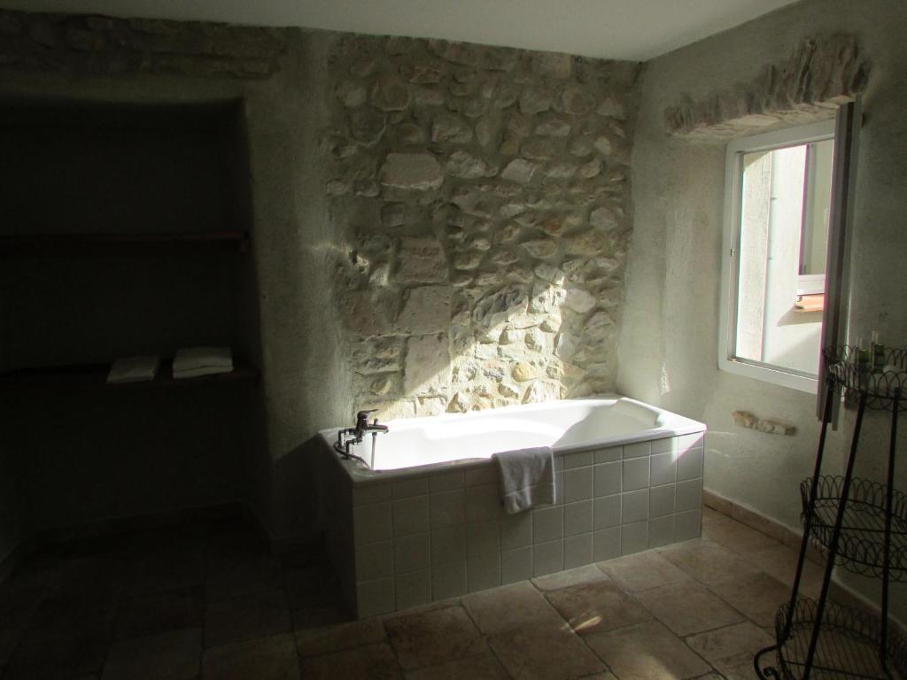 Salle de bains dans l&#39;&eacute;tablissement La Bastide Des Senteurs