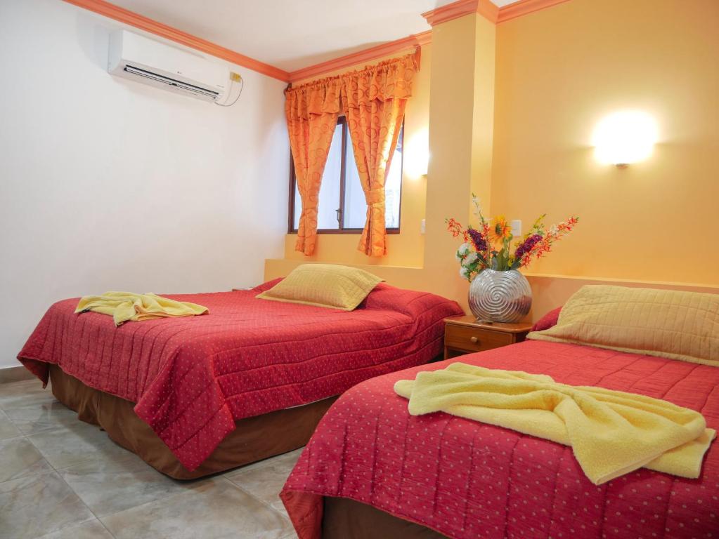 Postel nebo postele na pokoji v ubytování Hostal España
