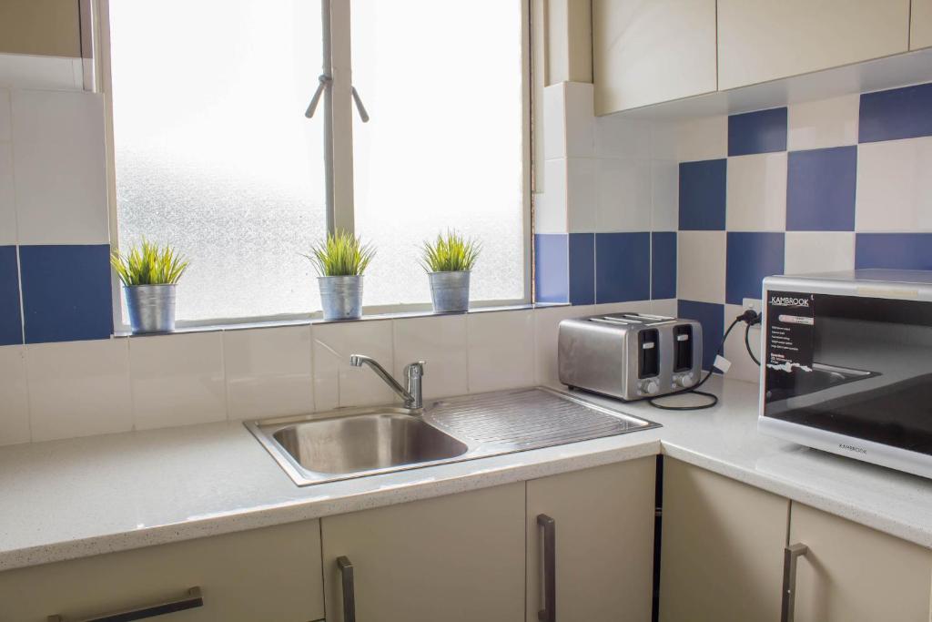 Kuchyň nebo kuchyňský kout v ubytování Figtree Hotel Wollongong