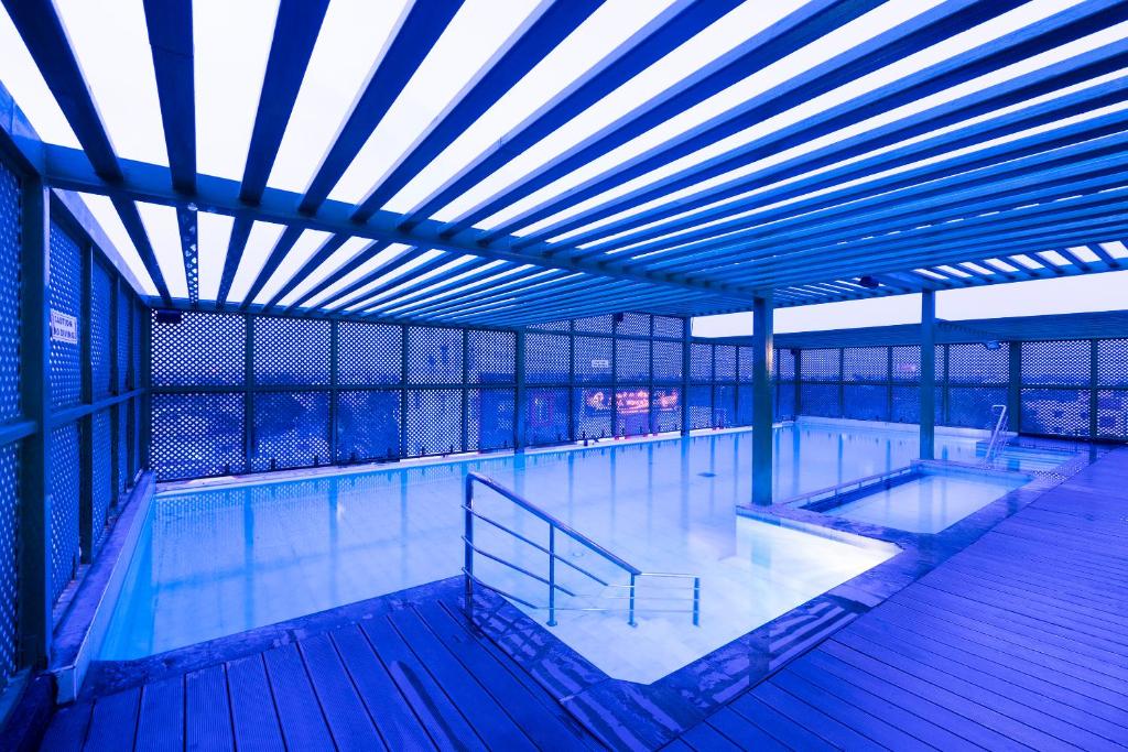 Bazén v ubytování Hotel Grand Residence nebo v jeho okolí