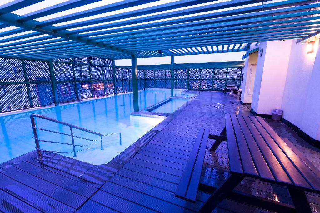 Bazén v ubytování Hotel Grand Residence nebo v jeho okolí