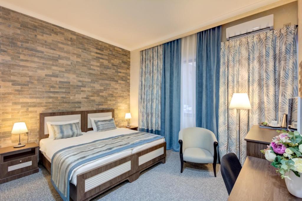 Postel nebo postele na pokoji v ubytování Bishkek Centrum Hotel