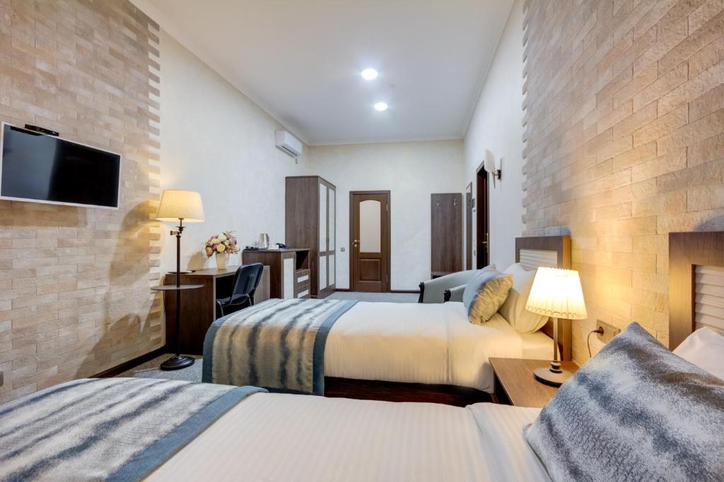 Postel nebo postele na pokoji v ubytování Bishkek Centrum Hotel