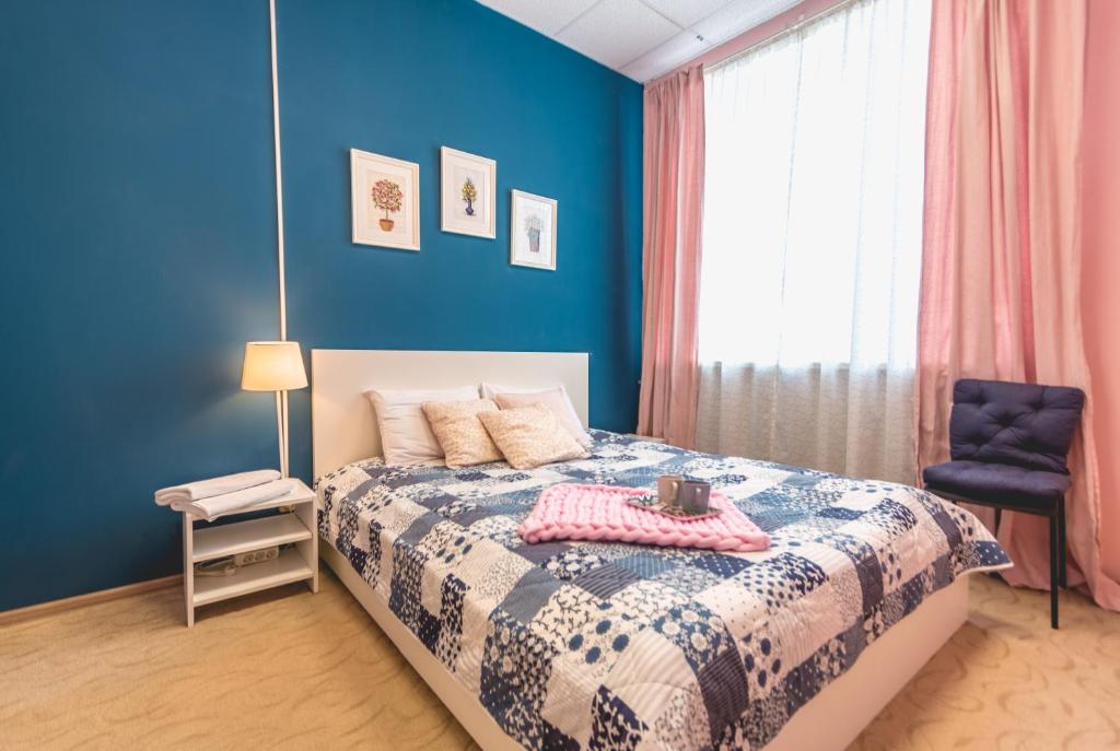 エカテリンブルクにあるストーリー ホステルの青い壁のベッドルーム1室(ベッド1台付)