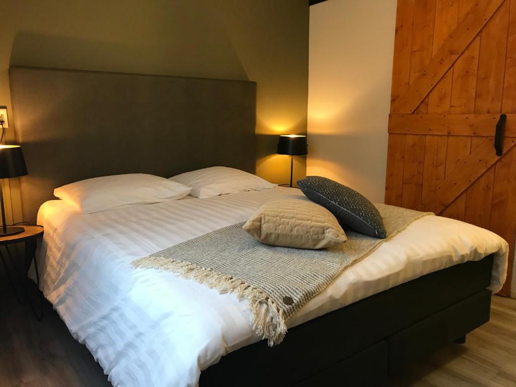 łóżko z dwiema poduszkami w sypialni w obiekcie Bed & Breakfast Van Marion w mieście Oostvoorne