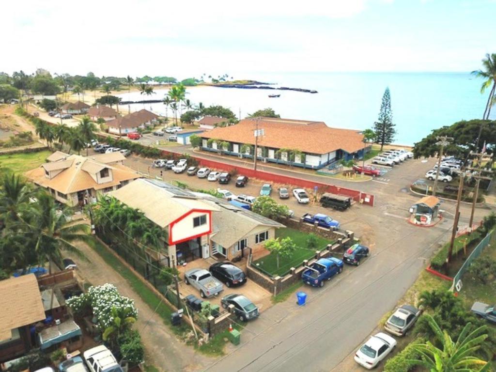 Puaehukai Beach House next to white sandy beach - Three-Bedroom House