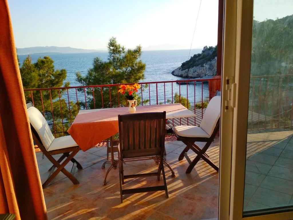 a table and chairs on a balcony with a view of the ocean at Paradise Sea in Saterlí