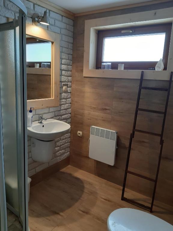 Vannituba majutusasutuses Domki z jacuzzi Pasja I