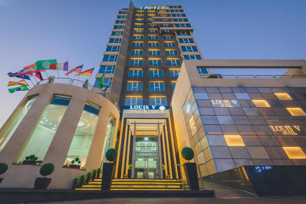 una vista de un hotel con un edificio alto en Louis V Hotel Beirut, en Beirut