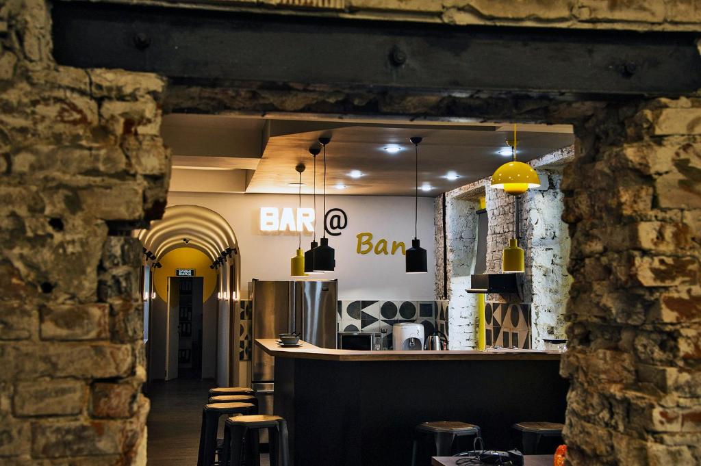 um restaurante com um bar com bancos num quarto em Baraban Hostel em Moscou