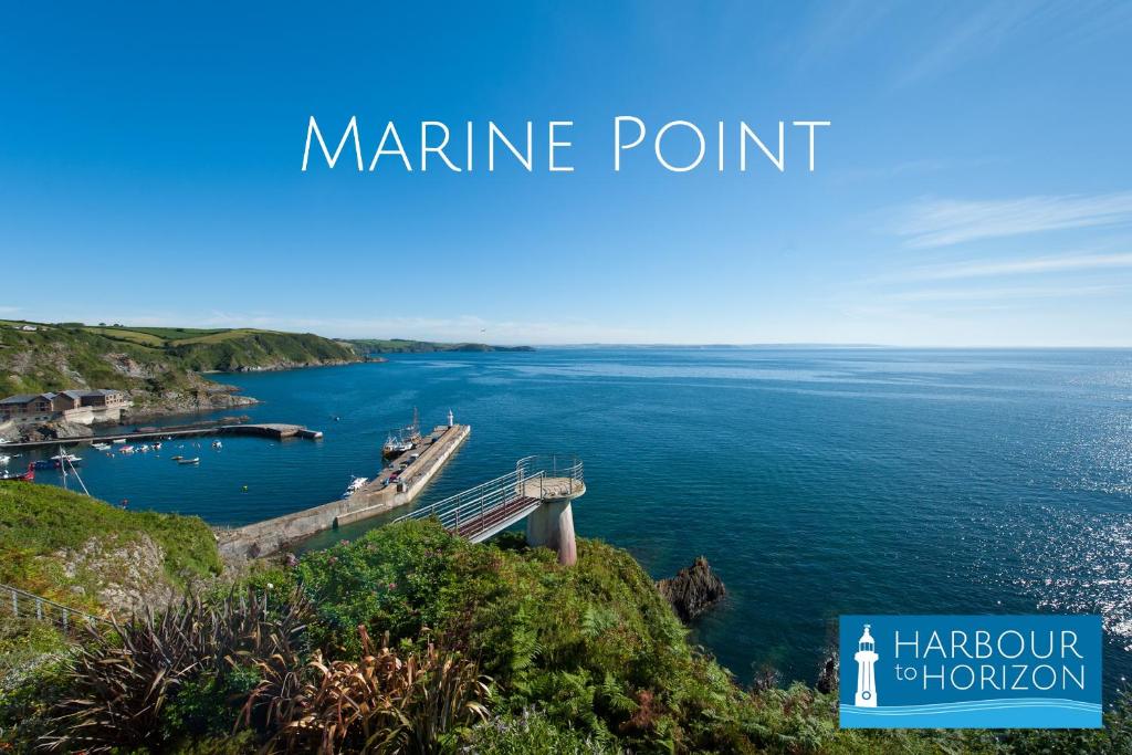 uma visão de uma massa de água com as palavras ponto marinho em Marine Point, Mevagissey - sensational cliff top views of harbour and bay em Mevagissey