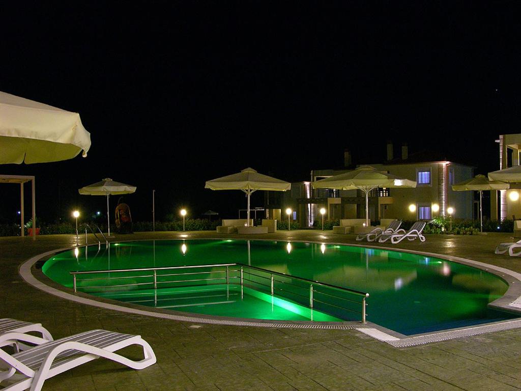 Bazén v ubytování Antonios Village Hotel & Apartments nebo v jeho okolí