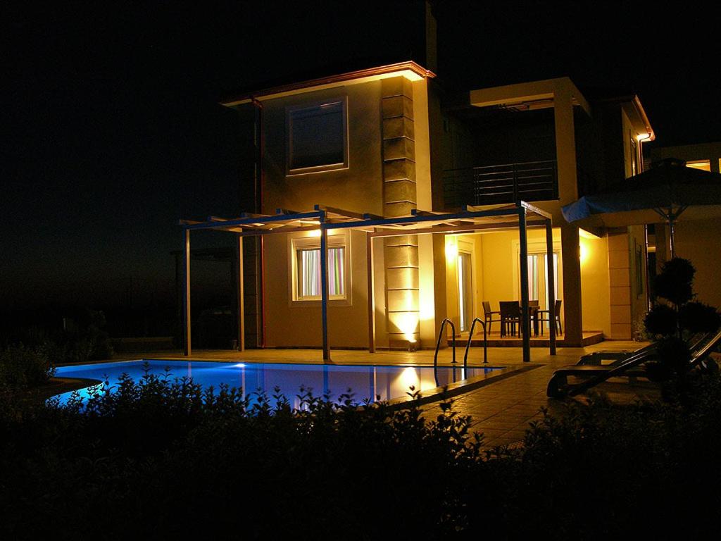Bazén v ubytování Antonios Village Hotel & Apartments nebo v jeho okolí
