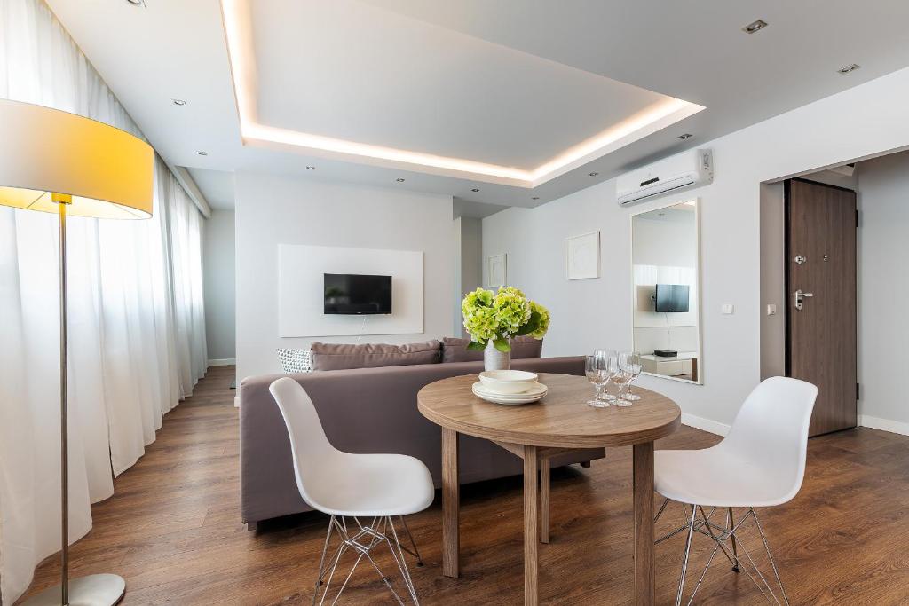Televízia a/alebo spoločenská miestnosť v ubytovaní Browary Warszawskie P&O Serviced Apartments