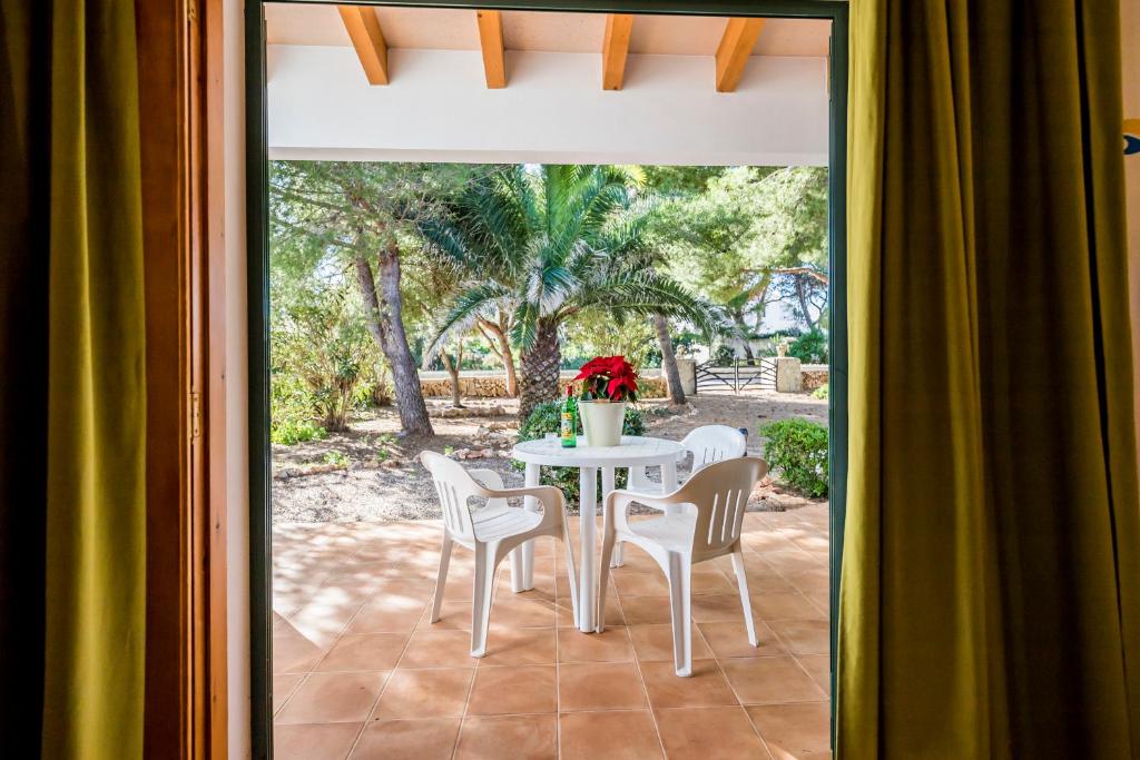 A garden outside Apartamentos Arenal Playa
