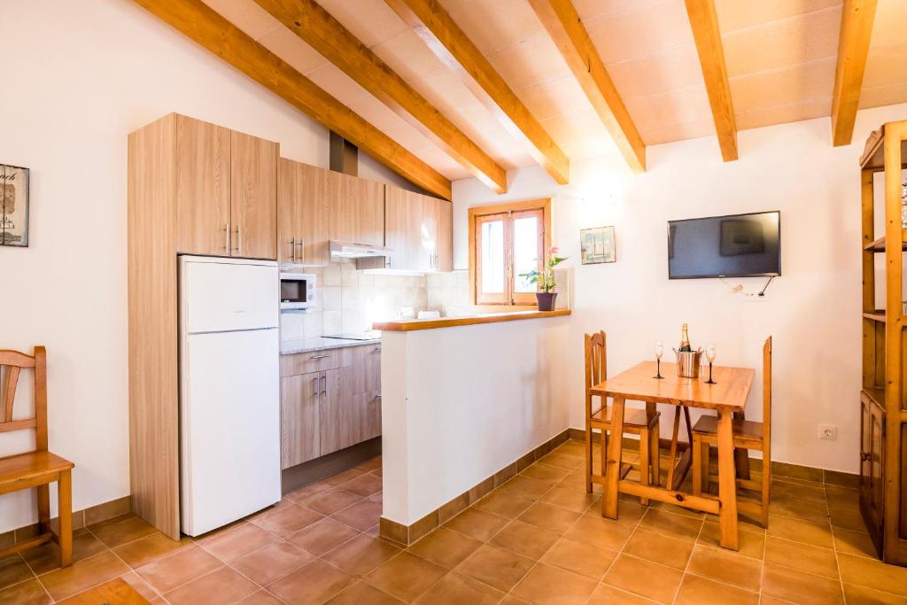 A kitchen or kitchenette at Apartamentos Arenal Playa