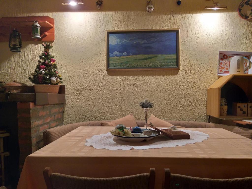 stół z talerzem jedzenia z choinką świąteczną w obiekcie GreenPointMountainHouse for 6 persons w mieście Kopaonik