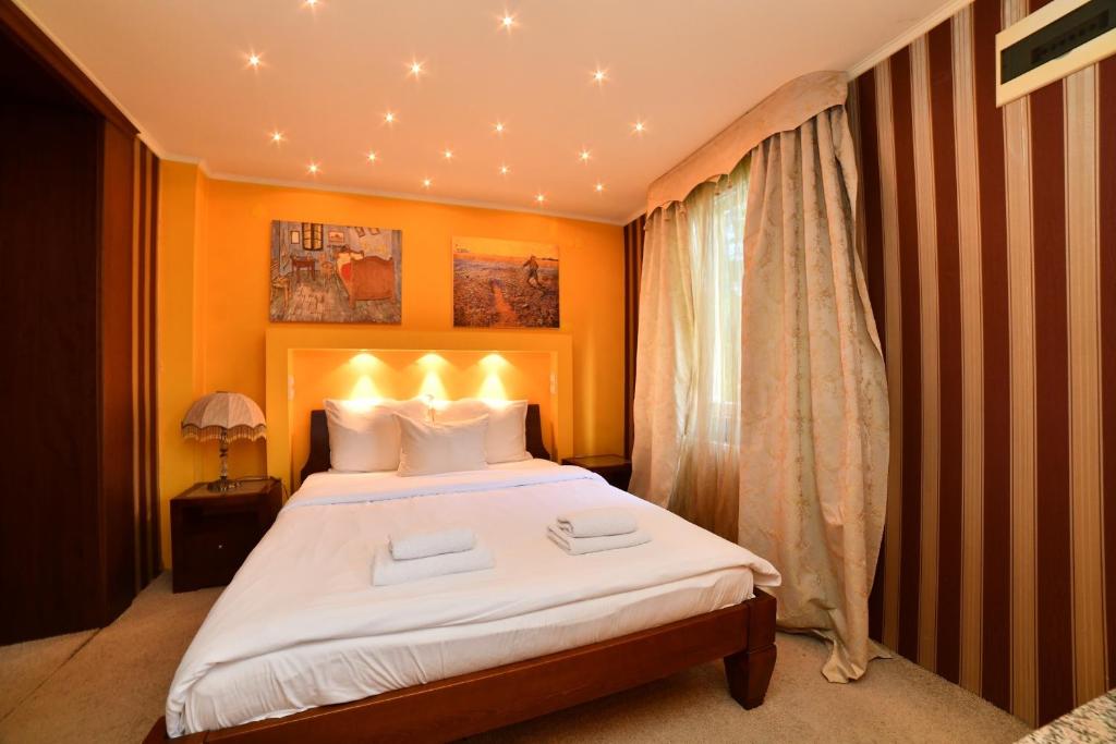 Postel nebo postele na pokoji v ubytování Garni Hotel Garson-Lux NS